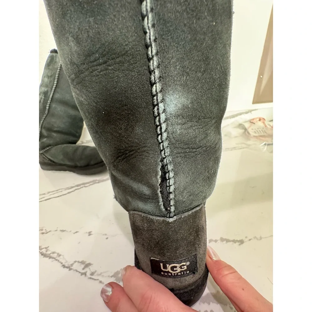 Ugg Classic 5815 Size 9 Women‎ Black (has small rip)
